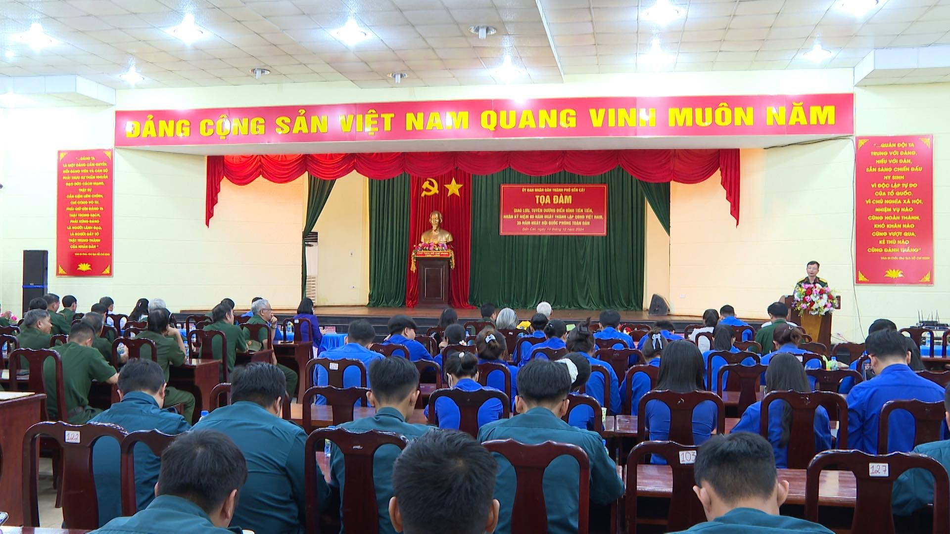 Có thể là hình ảnh về 1 người và văn bản