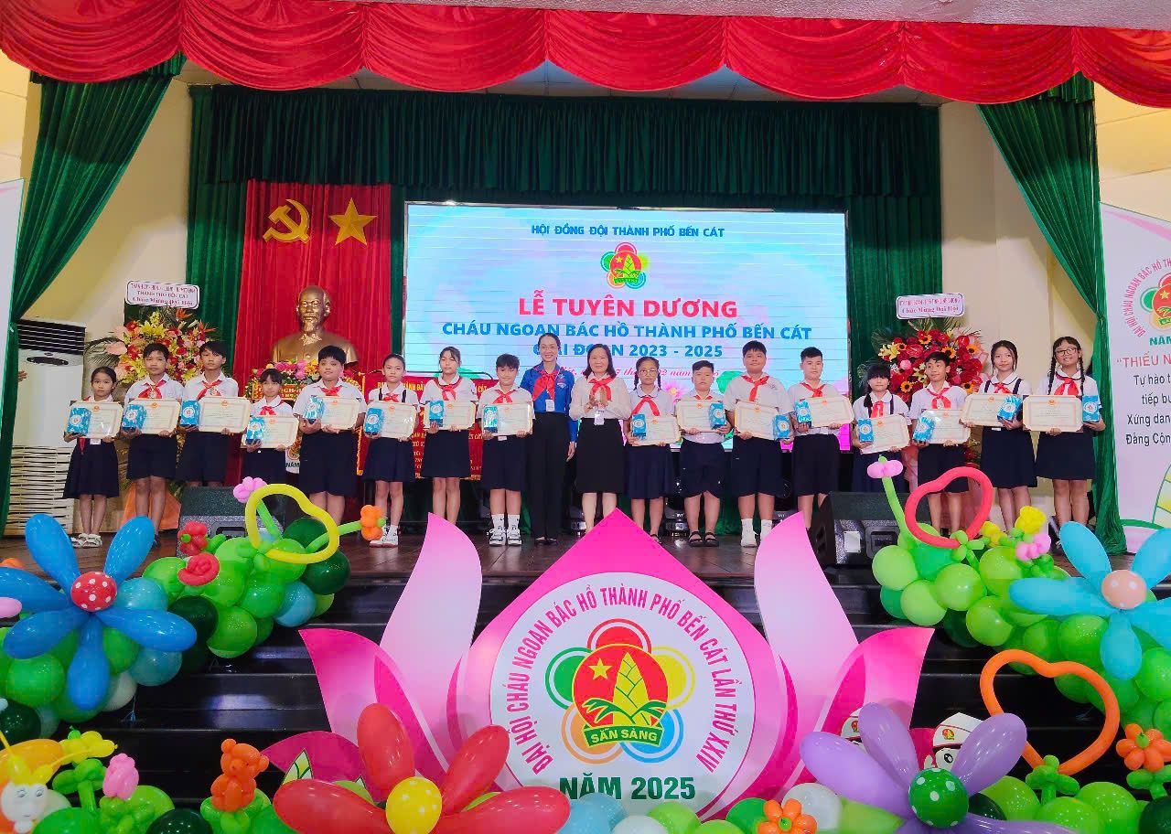 C&oacute; thể l&agrave; h&igrave;nh ảnh về 13 người v&agrave; văn bản