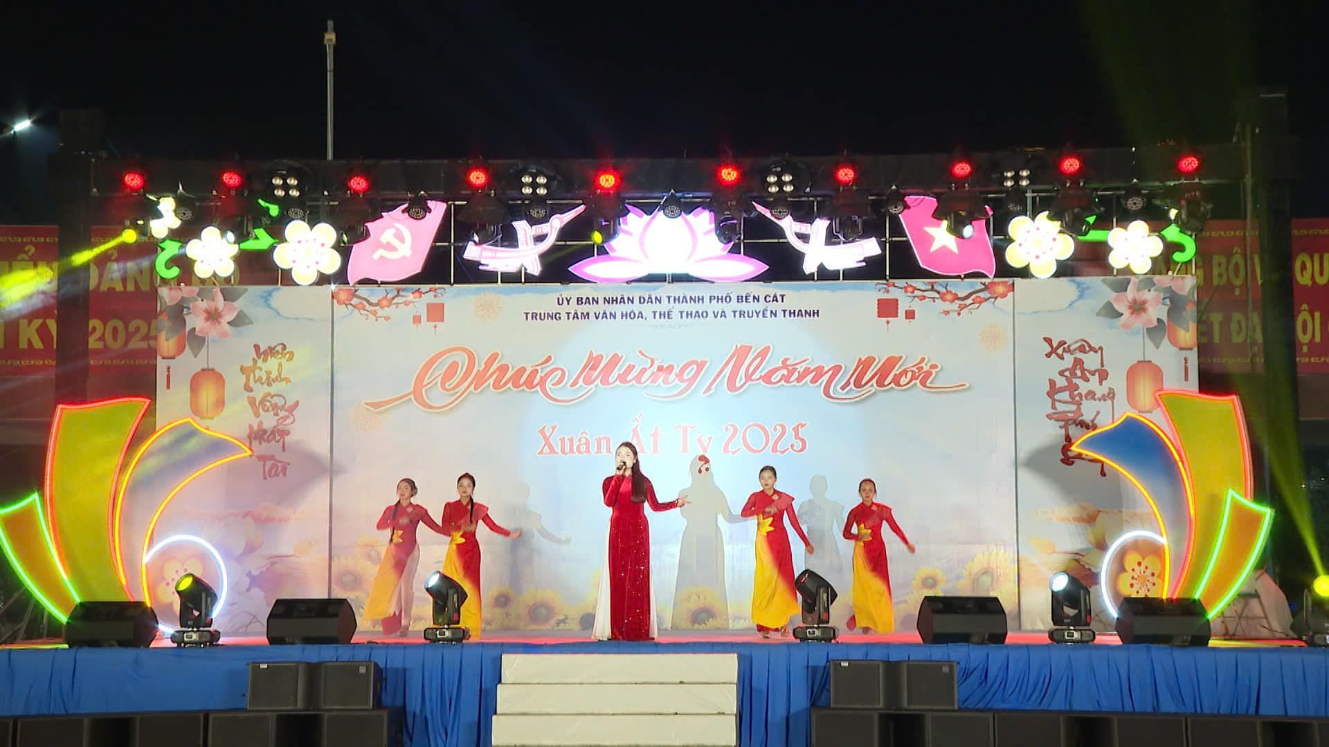 Có thể là hình ảnh về 6 người, thiết bị chiếu sáng và văn bản