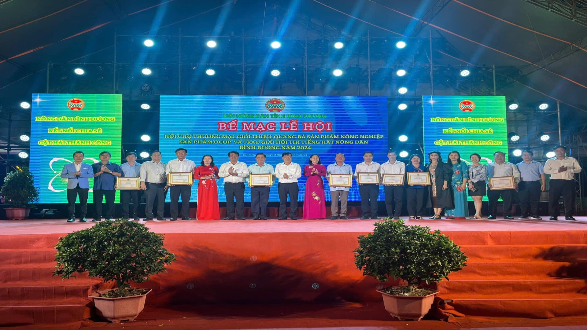 C&oacute; thể l&agrave; h&igrave;nh ảnh về 17 người, c&aacute;i bục v&agrave; văn bản