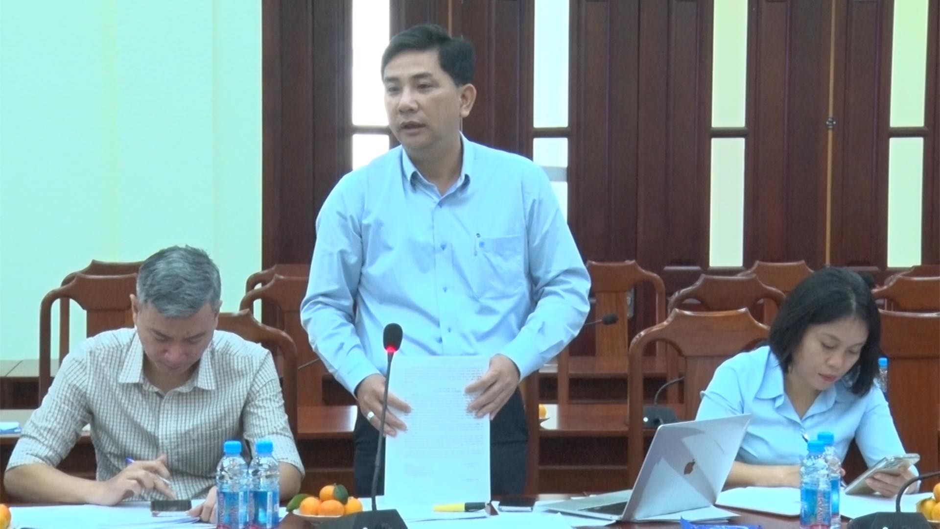 Có thể là hình ảnh về 3 người và mọi người đang học