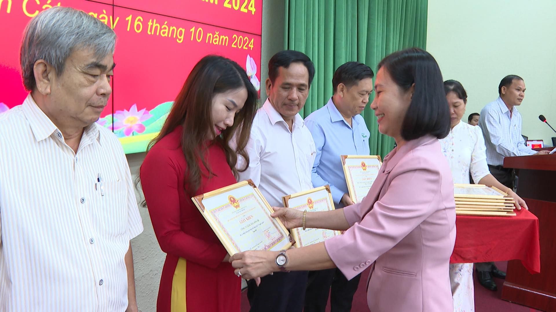 Có thể là hình ảnh về 5 người, đền thờ và văn bản