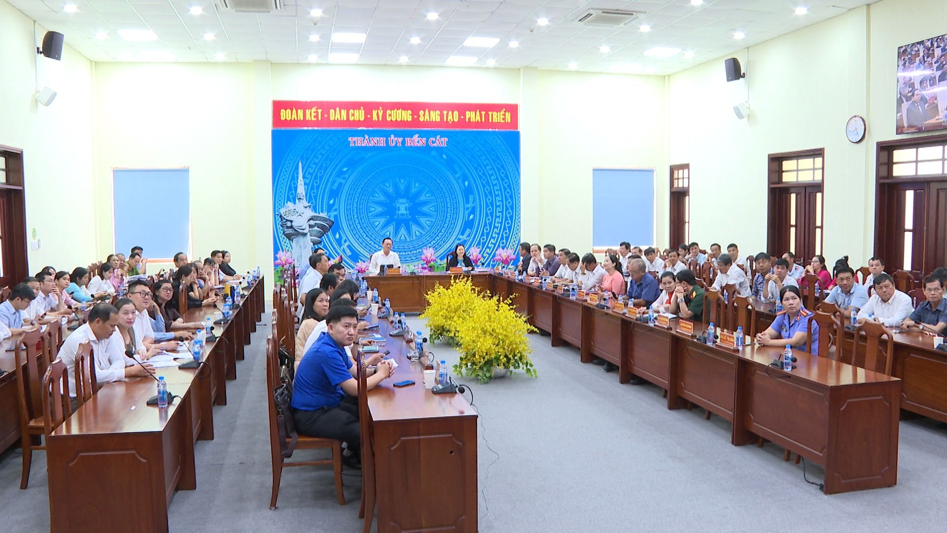 Có thể là hình ảnh về 4 người, bàn, cái bục và văn bản