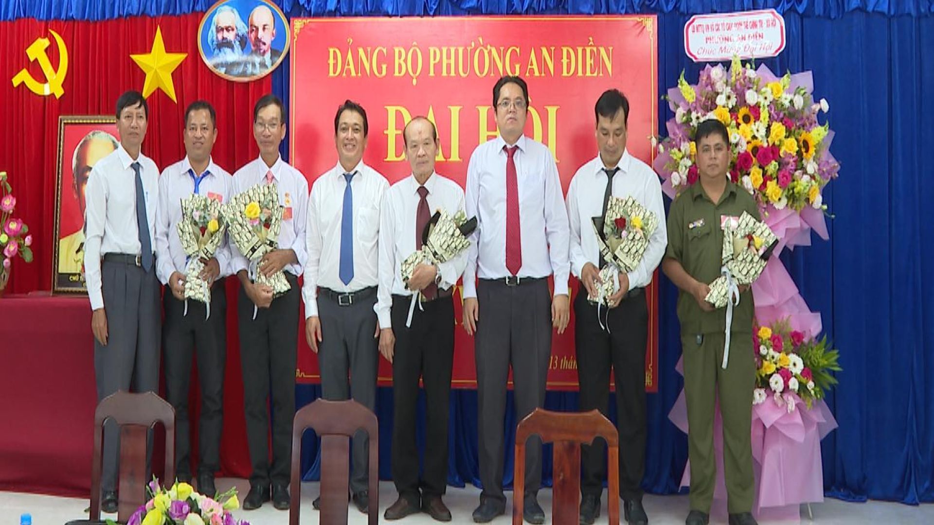 Có thể là hình ảnh về 8 người, cái bục và văn bản