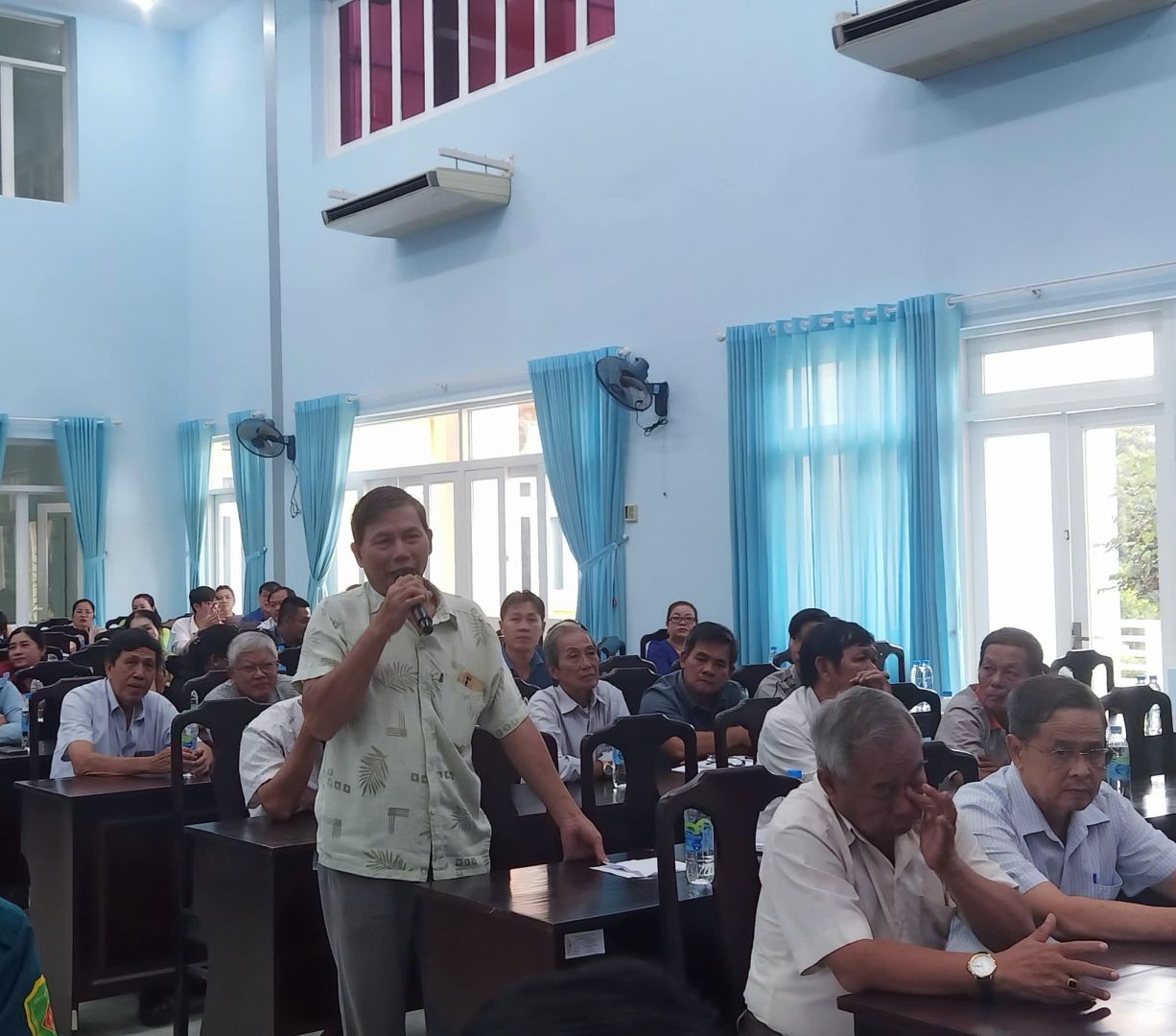 Có thể là hình ảnh về 11 người