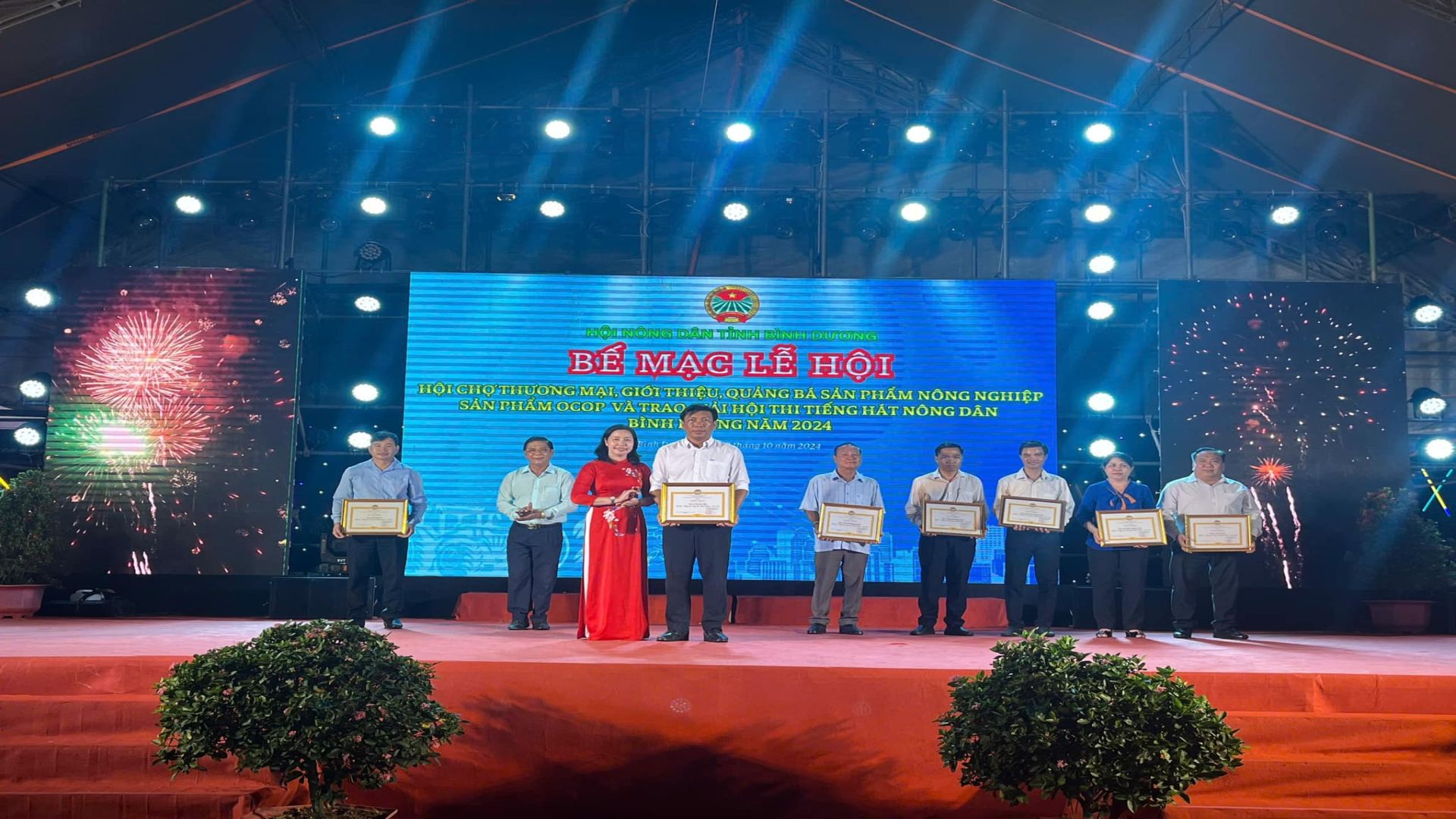 C&oacute; thể l&agrave; h&igrave;nh ảnh về 9 người, thiết bị chiếu s&aacute;ng, c&aacute;i bục v&agrave; văn bản