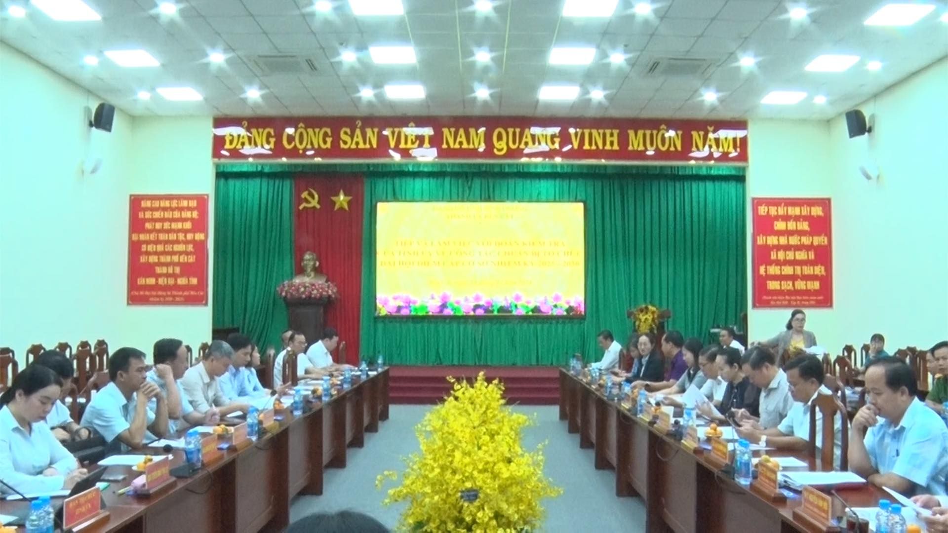 Có thể là hình ảnh về 6 người, mọi người đang học, cái bục và văn bản