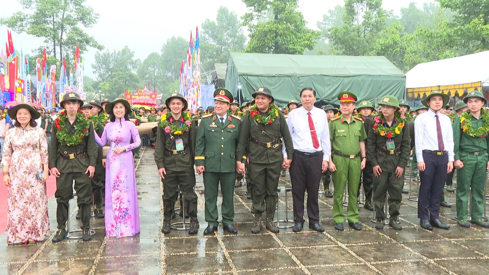 Có thể là hình ảnh về 11 người
