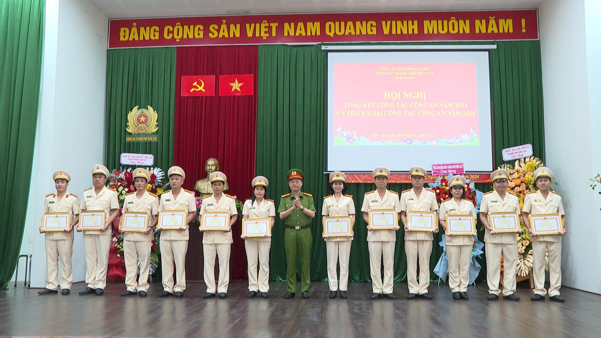 Có thể là hình ảnh về 13 người, đang trình diễn võ thuật, cái bục và văn bản