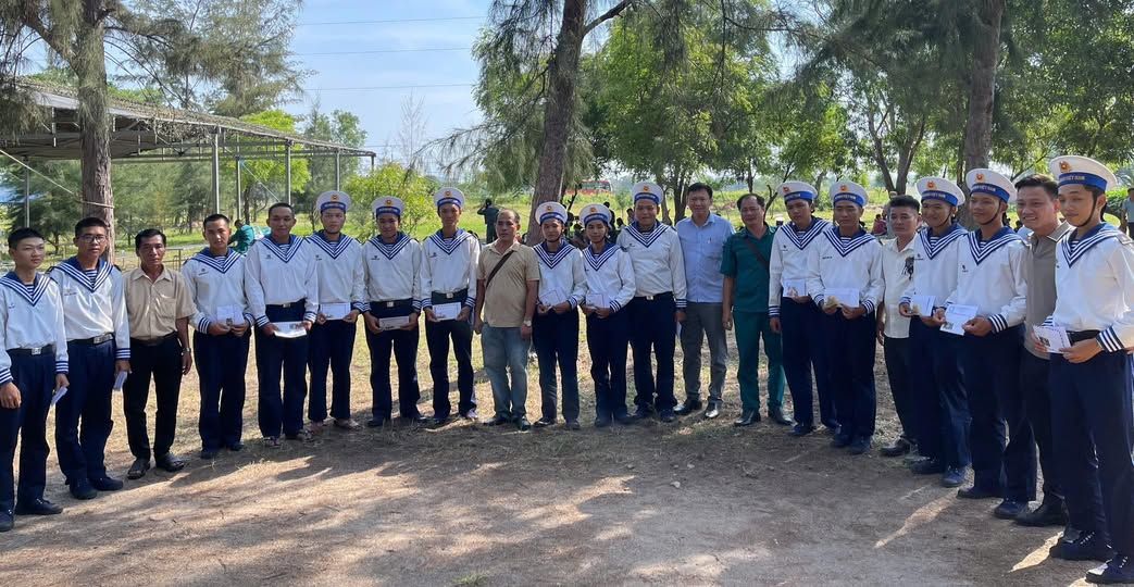 Có thể là hình ảnh về 18 người