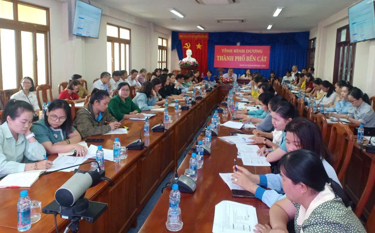 Có thể là hình ảnh về 5 người, mọi người đang học và văn bản