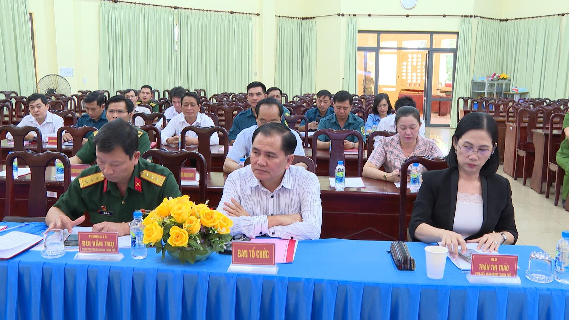 Có thể là hình ảnh về 5 người, cái bục và văn bản