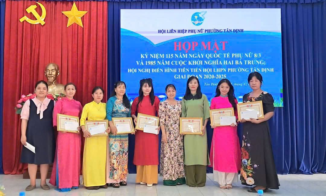 Có thể là hình ảnh về 9 người và văn bản cho biết '山 ت HỘI HOILIÊN HIỆP PHỤ NỮ PHƯỜNG DỊNH HỌP MAT Ky NIỆM 115 NĂM NGÀY QUOC TE Pυ NỮ 8/3 VÀ VA198 1985 NAM CUỌC κHόι NGHĨA HAI BA TRUNG: TRU HỘI NGHỊ ĐIỀN HÌNH TIÊNTIEN TIÊN TIEN HỘI LHPN PHU ONG TÂN DỊNH GIAI PAA D 2020-2025 Tân Dịnk tháng 02A'