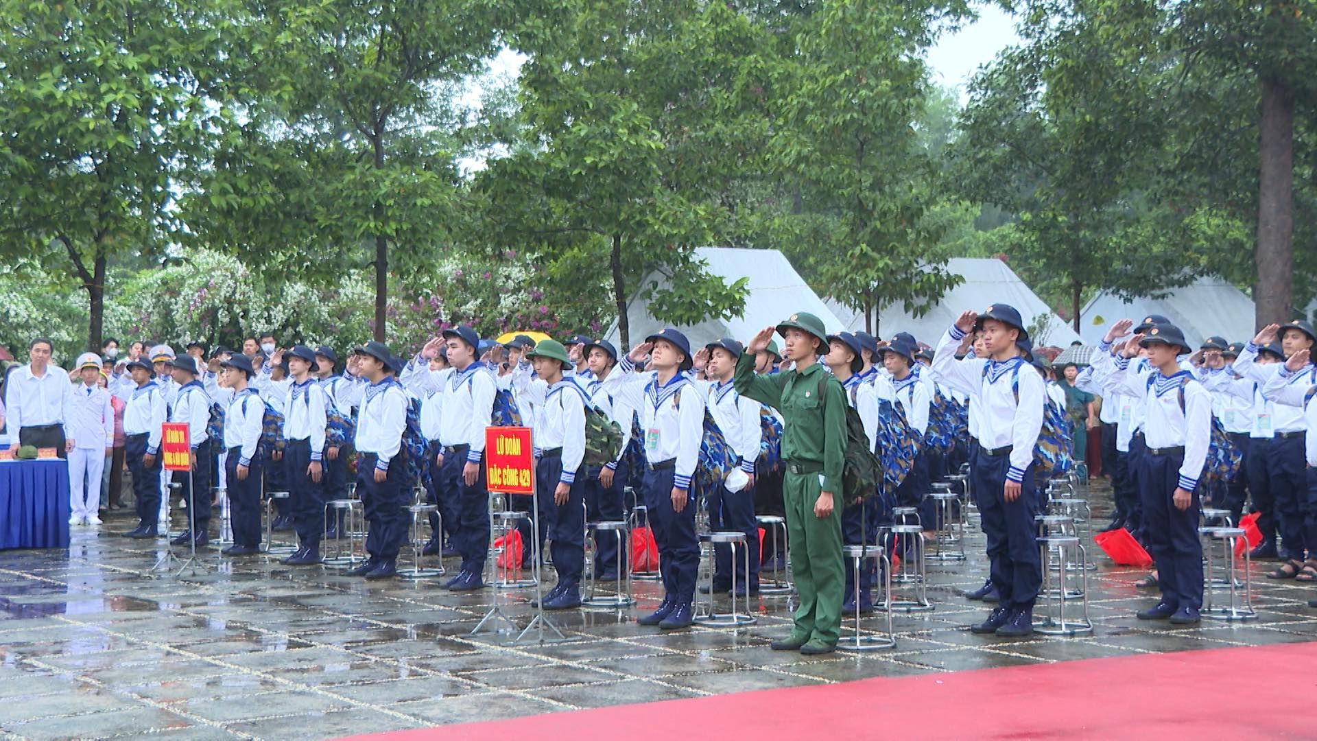 Có thể là hình ảnh về 4 người và văn bản