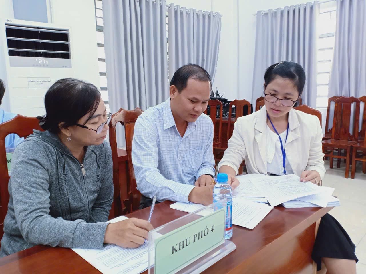 C&oacute; thể l&agrave; h&igrave;nh ảnh về 3 người, mọi người đang học, bệnh viện v&agrave; văn bản