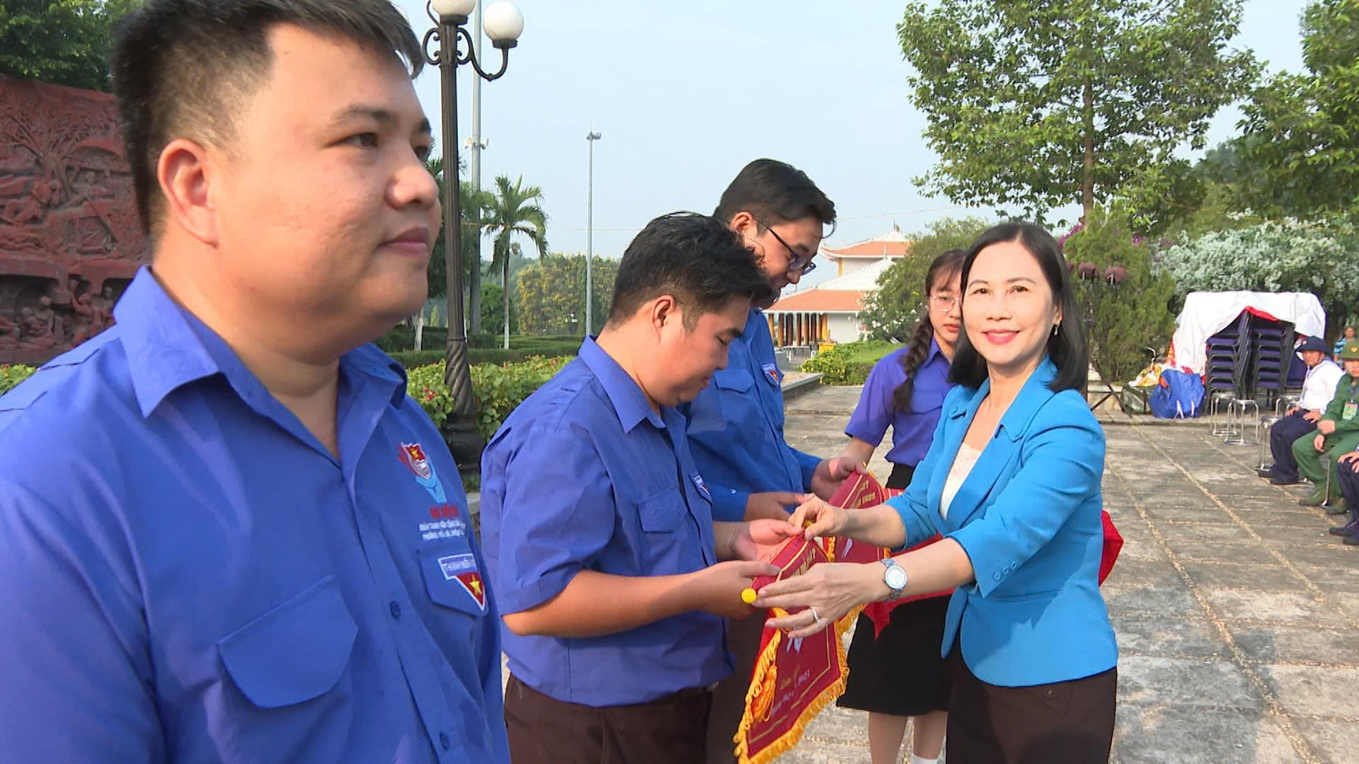 Có thể là hình ảnh về 4 người và văn bản