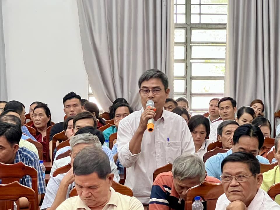 Có thể là hình ảnh về 10 người và cái bục