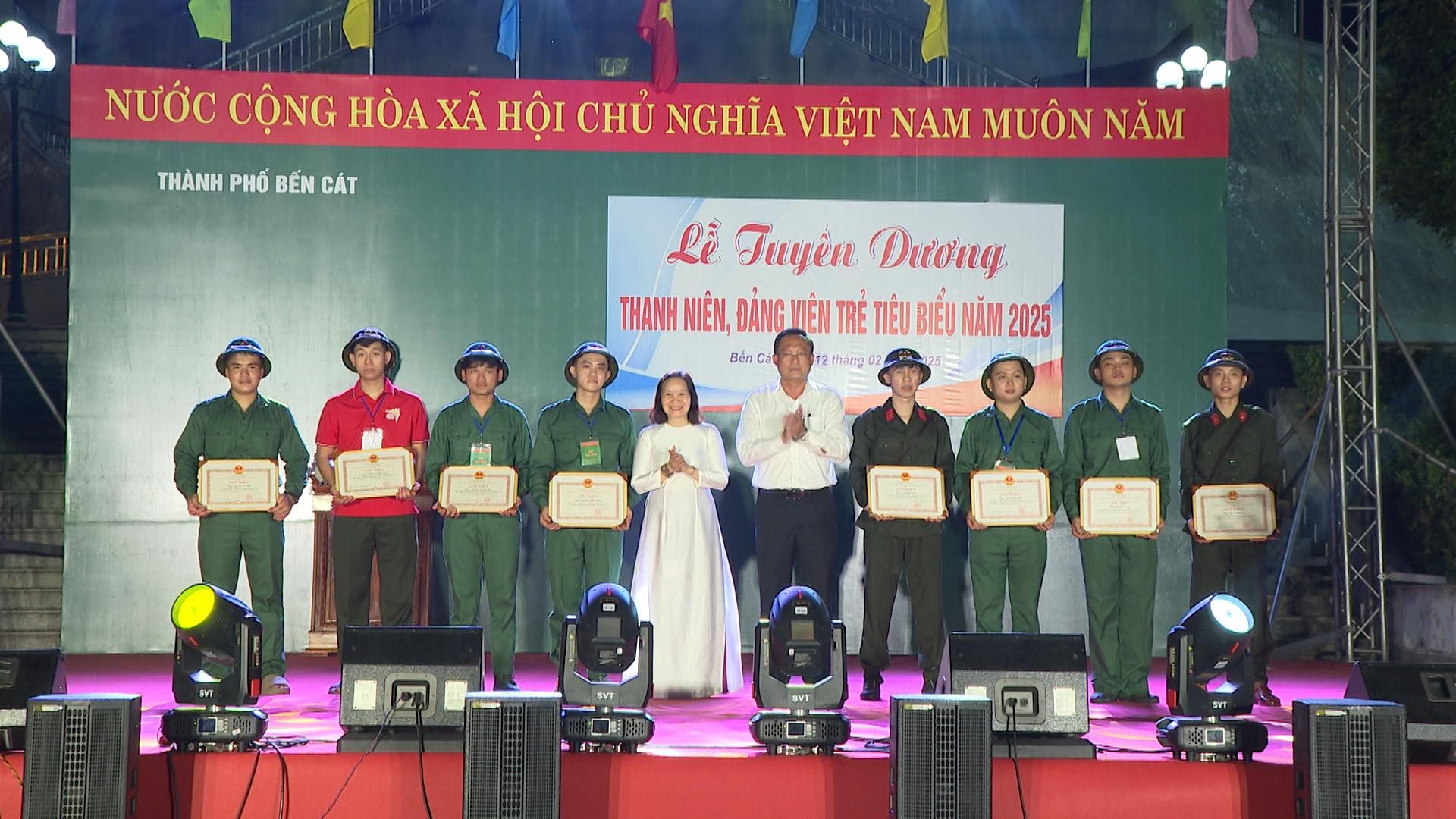 Có thể là hình ảnh về 10 người và văn bản cho biết 'THÀNH PHỐ BẾN CÁT NƯỚC CỘNG HÒA XÃ HỘI CHÚ NGHĨA VIỆT NAM MUÔN NĂM Lê Tuyên Dương THANH NIÊN ĐẢNG VIÊN TRẺ TIÊU BIÊU NĂM 2025 Bồn thăng'