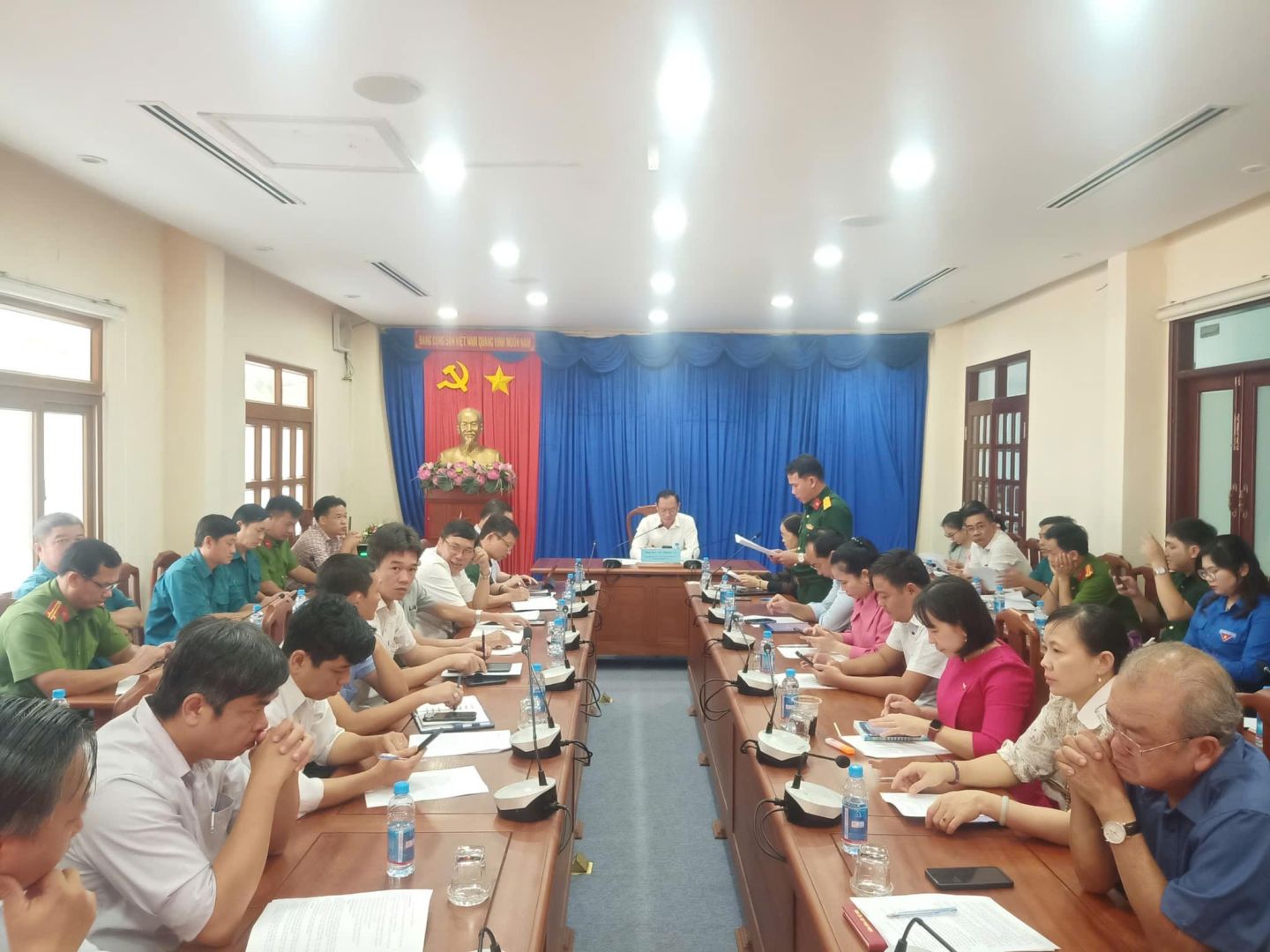 C&oacute; thể l&agrave; h&igrave;nh ảnh về 8 người, mọi người đang học v&agrave; văn bản