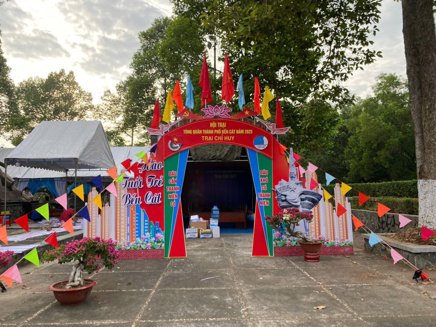 Có thể là hình ảnh về đền thờ và văn bản cho biết 'HỘITRAI TÔNIG QUÂNTHAN 10MPACA1-05 BÉNCA 2025 TRAI CHI TRAICHIHUY HUY μυαυ Juối JuổiFrẻ TrẻCÂN THANH Bến Cat BéCt CO NIEN DAU KHO THANH ANH NIEN'
