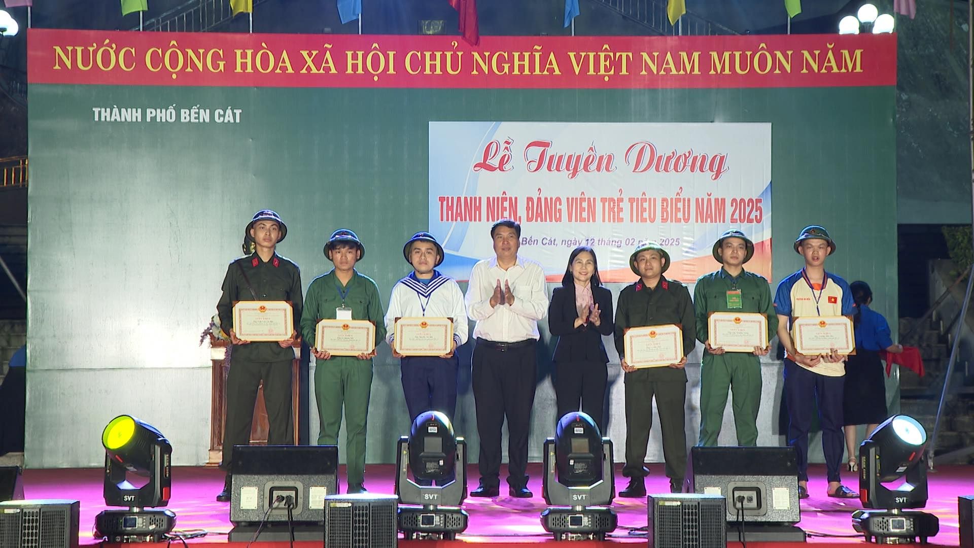 Có thể là hình ảnh về 9 người và văn bản cho biết 'THÀNH PHỐ BẾN CÁT NƯỚC CỘNG HÒA XÃ HỘI CHỦ NGHĨA VIỆT NAM MUÔN NĂM Lễ Tuyên Dương THANH NIÊN ĐẮNG VIÊN TRẺ TIÊU BIỂU NĂM 2025 Bên Cát, ngày 121 ለትጣካ 0 02 2P -202'