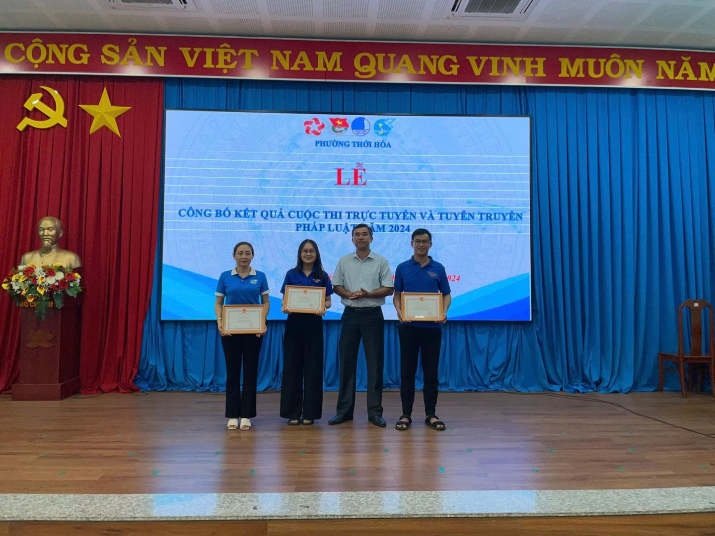 C&oacute; thể l&agrave; h&igrave;nh ảnh về 4 người v&agrave; văn bản