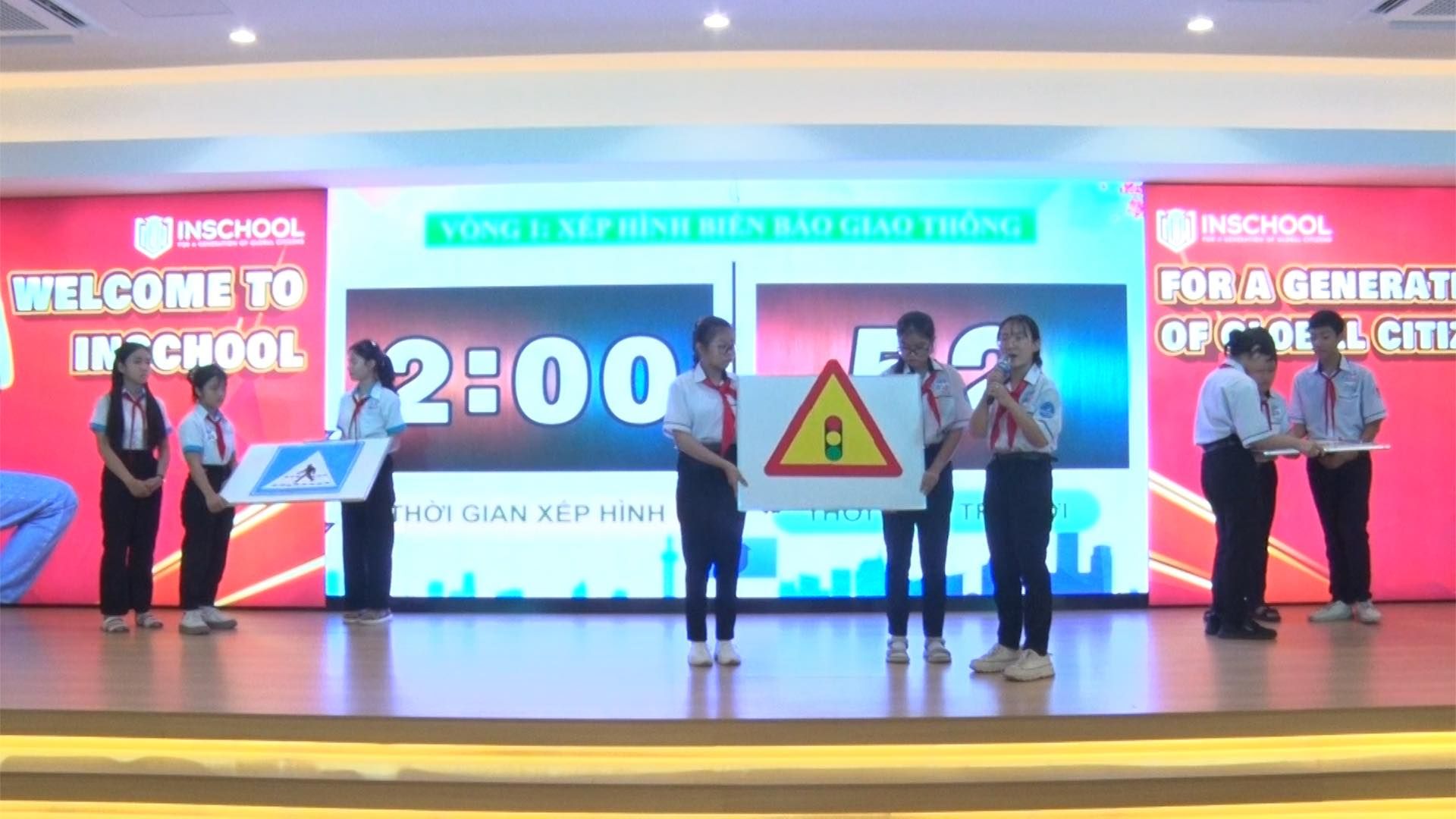 Có thể là hình ảnh về 8 người, TV, phòng tin tức và văn bản