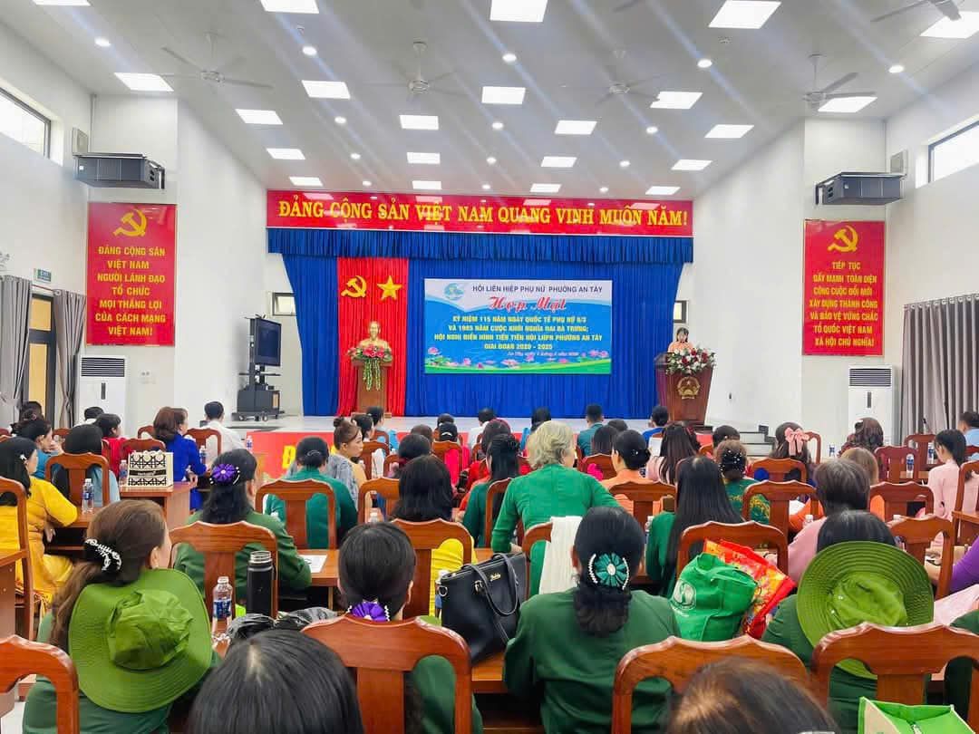 C&oacute; thể l&agrave; h&igrave;nh ảnh về 1 người v&agrave; văn bản