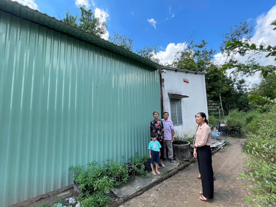 Có thể là hình ảnh về 3 người