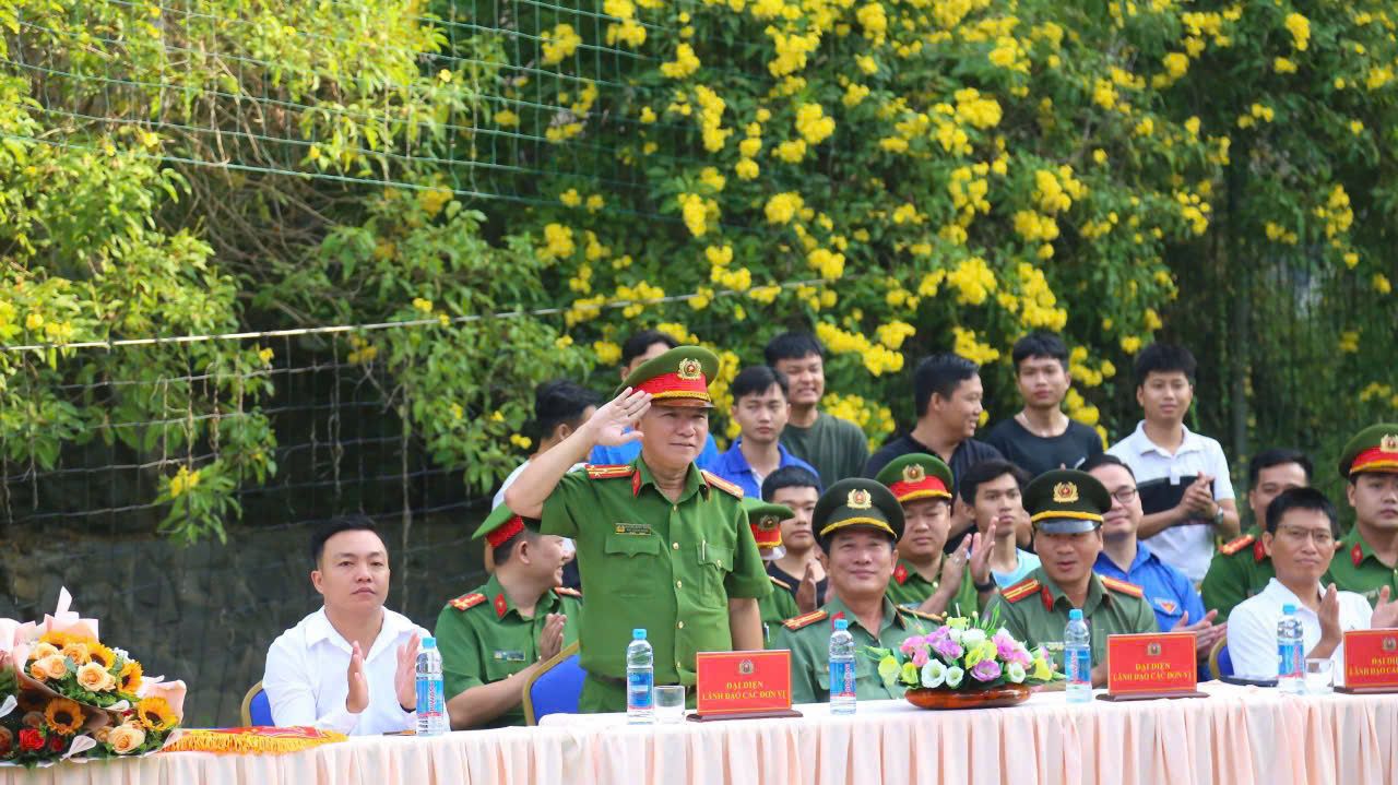 Có thể là hình ảnh về 7 người và văn bản