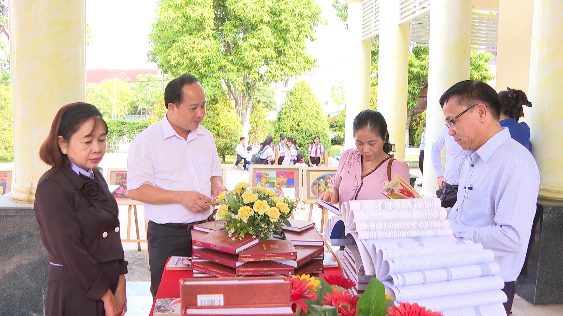 C&oacute; thể l&agrave; h&igrave;nh ảnh về 8 người