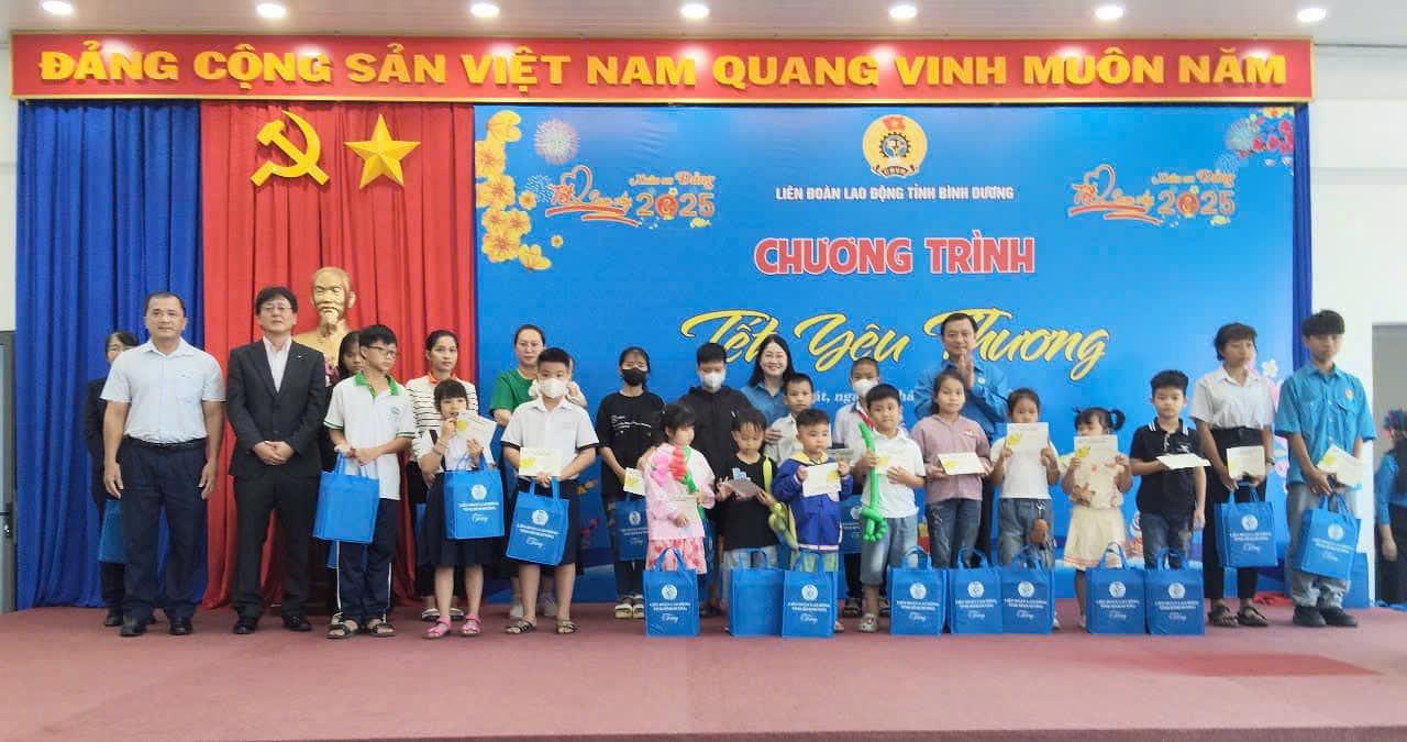 Có thể là hình ảnh về 10 người và văn bản