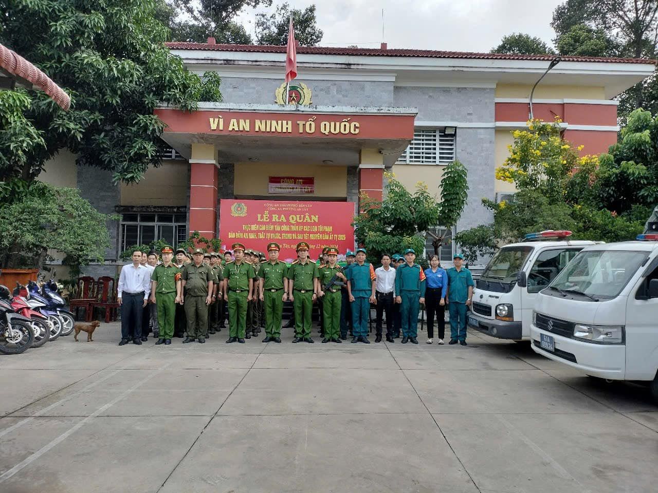 Có thể là hình ảnh về 7 người, xe cứu thương, bệnh viện và văn bản