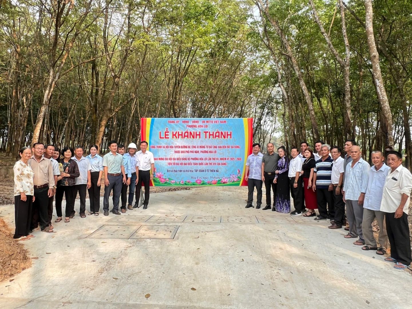 Có thể là hình ảnh về 15 người, cây và văn bản
