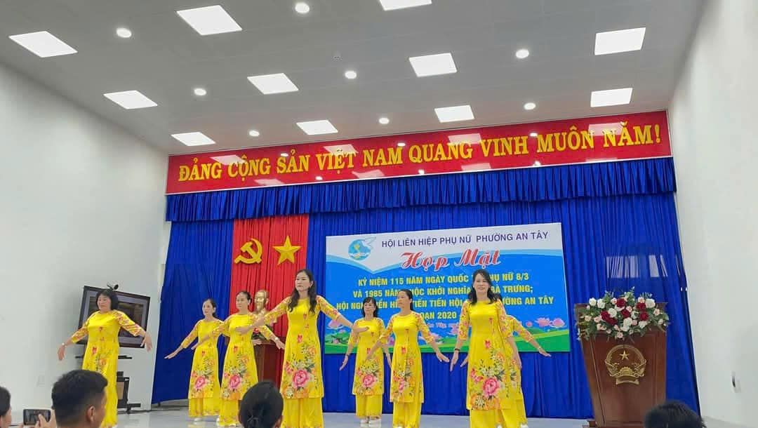 C&oacute; thể l&agrave; h&igrave;nh ảnh về 9 người, c&aacute;i bục v&agrave; văn bản cho biết 'MU&Ocirc;N ĐẢNG ĐẢNGCONG CỘNG SẢN VIỆT NAM QUANG VINH MU&Ocirc;NNĂM! NĂM! HỘI LI&Ecirc;N HIỆP PHỤ NỮ PHƯONG AN T&Acirc;Y Họp H66 Mặt រប៉ 8/3 KY NI&Ecirc;M 11 NAM NG&Agrave;Y Oc V&Agrave; SA TRUNG; H 1985 AN ỘC KHOI NGH&Iacute;A HỘI 1GI EN EN TI&Ecirc;N &mu;ou AN T&Acirc;Y DAN 2020'