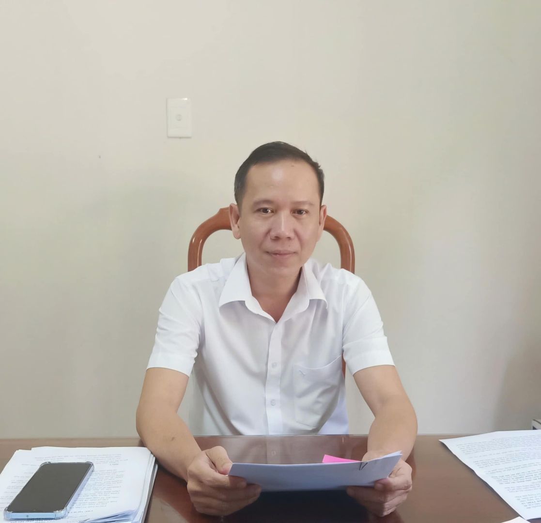 Có thể là hình ảnh về 1 người và đang học