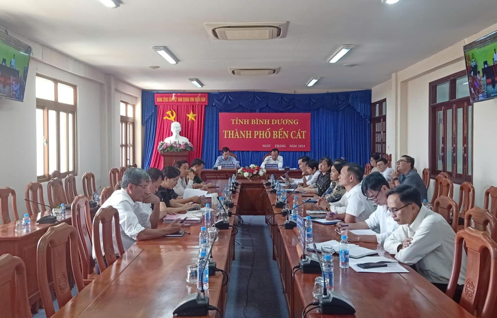 Có thể là hình ảnh về 6 người và văn bản