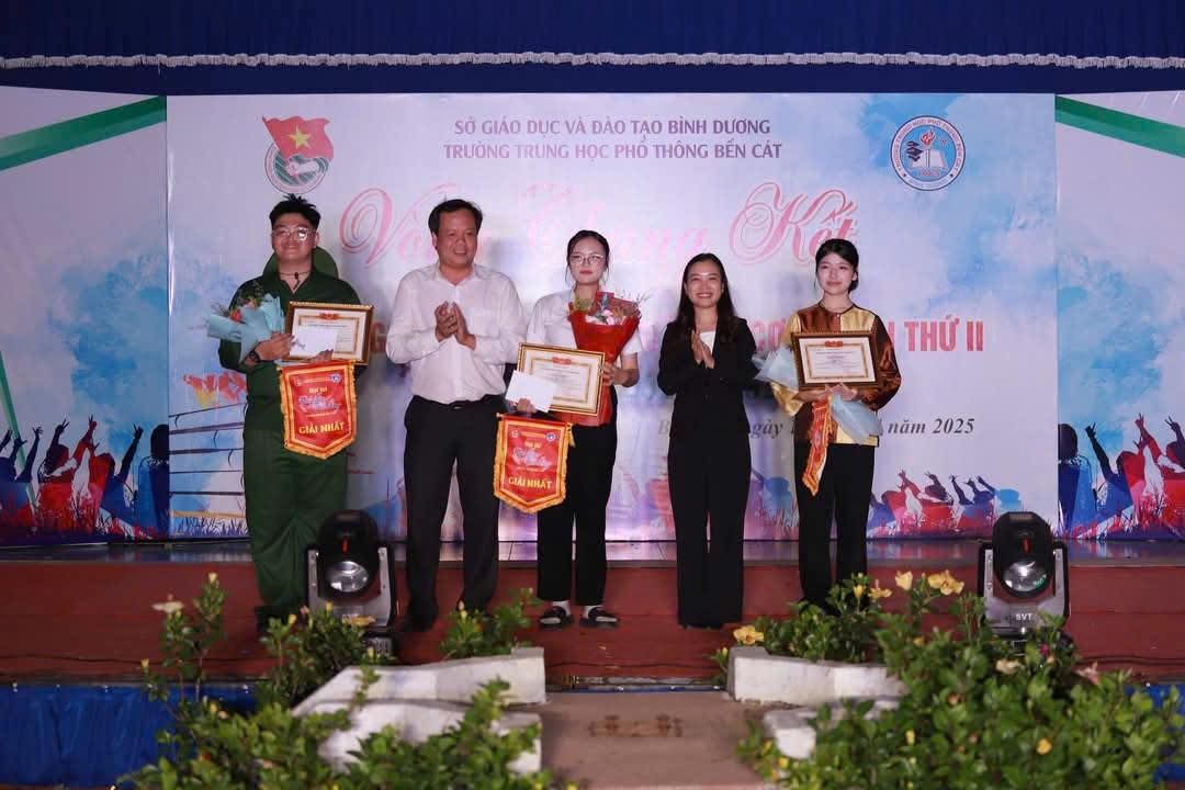 Có thể là hình ảnh về 5 người và văn bản cho biết 'SỞ GIÁO DỤC UCVA VÀ ĐAO TAO BÌNH DƯƠNG TRƯỜNG TRUNG HOC PHO THÔNG BÊN CÁT Ki CIẢI I/NIIAT MẤT THỨI Il ルアトクいいV IHILÁT năm2025 năm 2025'