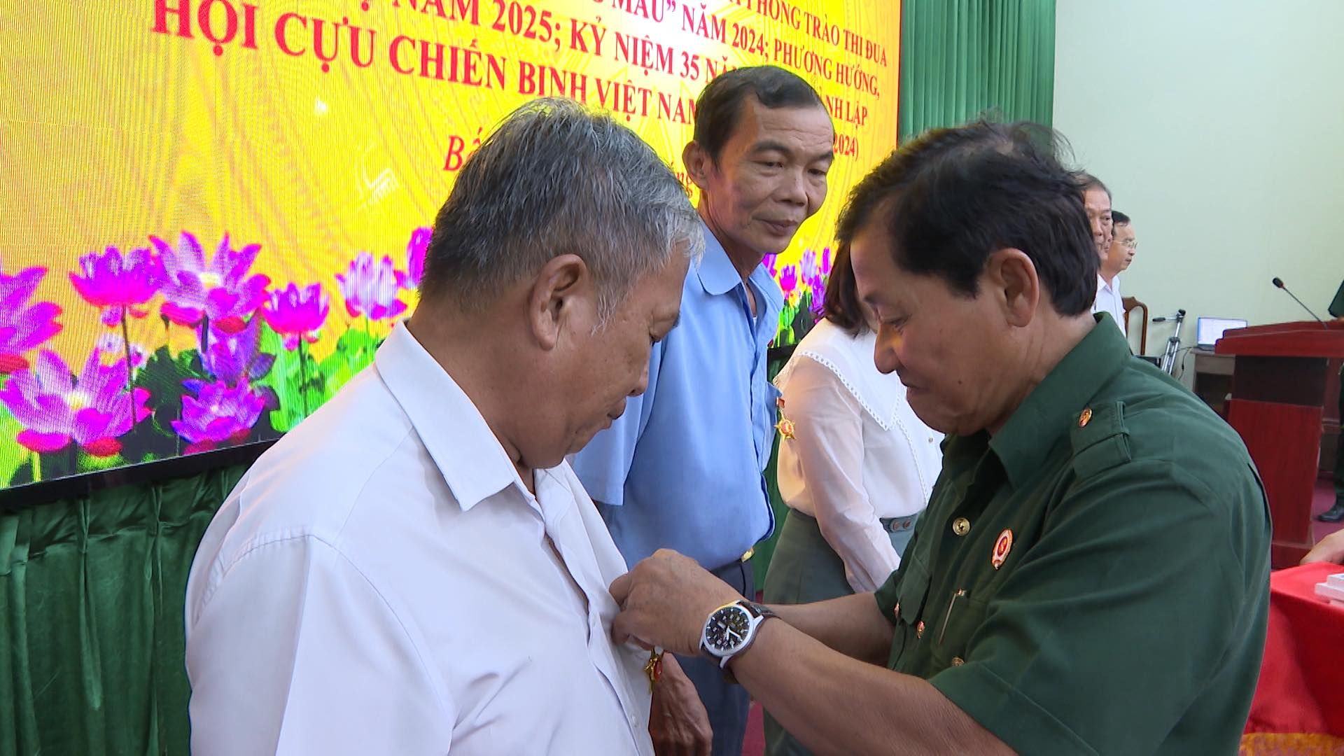 Có thể là hình ảnh về 2 người, cái bục và văn bản