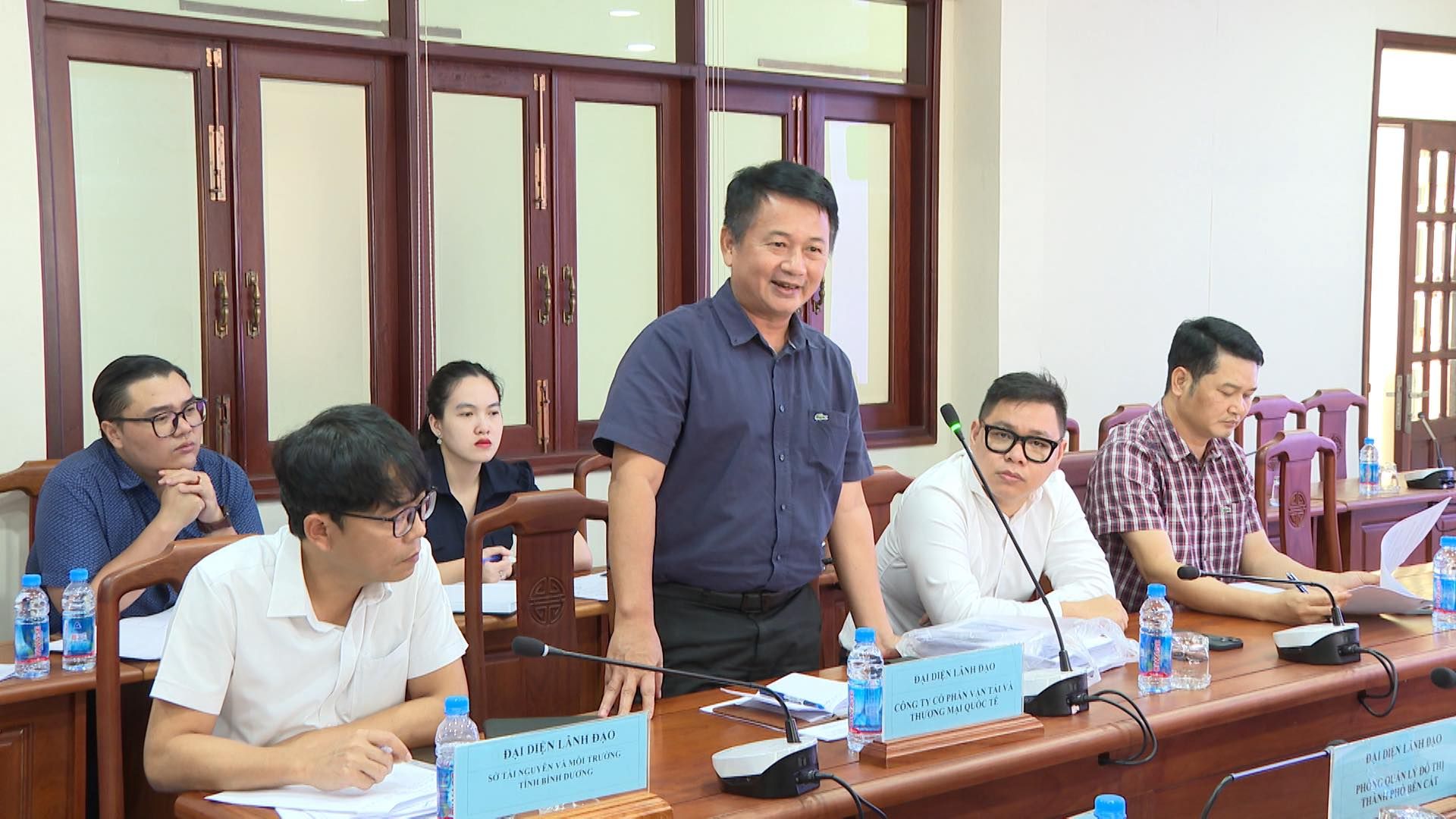 Có thể là hình ảnh về 6 người, mọi người đang học và văn bản