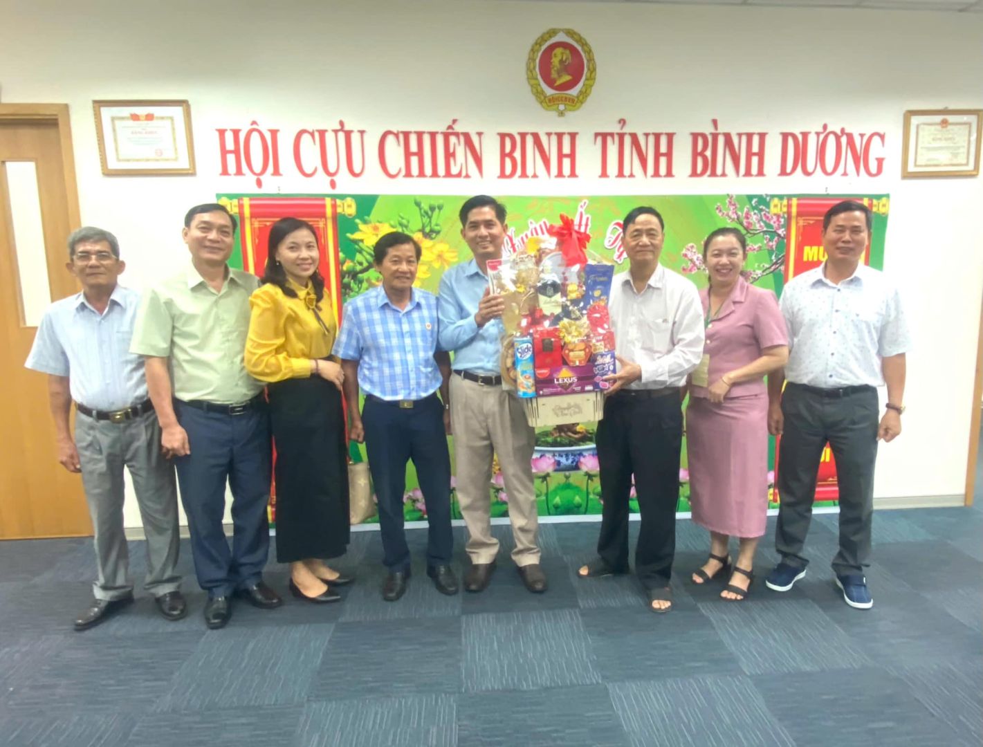 Có thể là hình ảnh về 8 người và văn bản