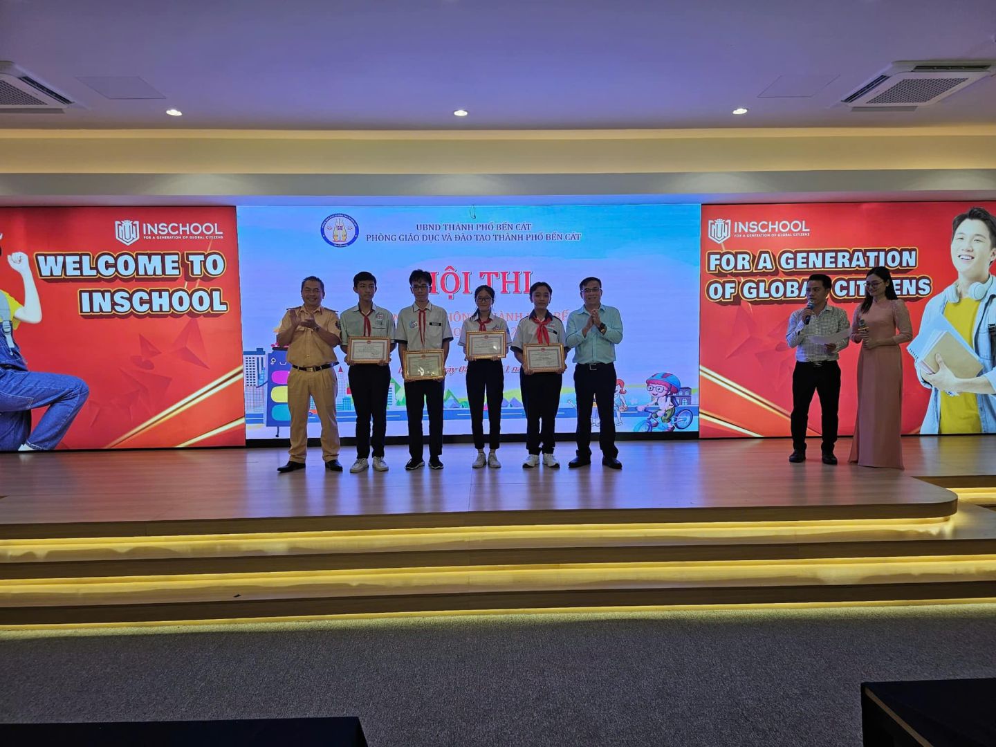 Có thể là hình ảnh về 10 người, TV, cái bục và văn bản