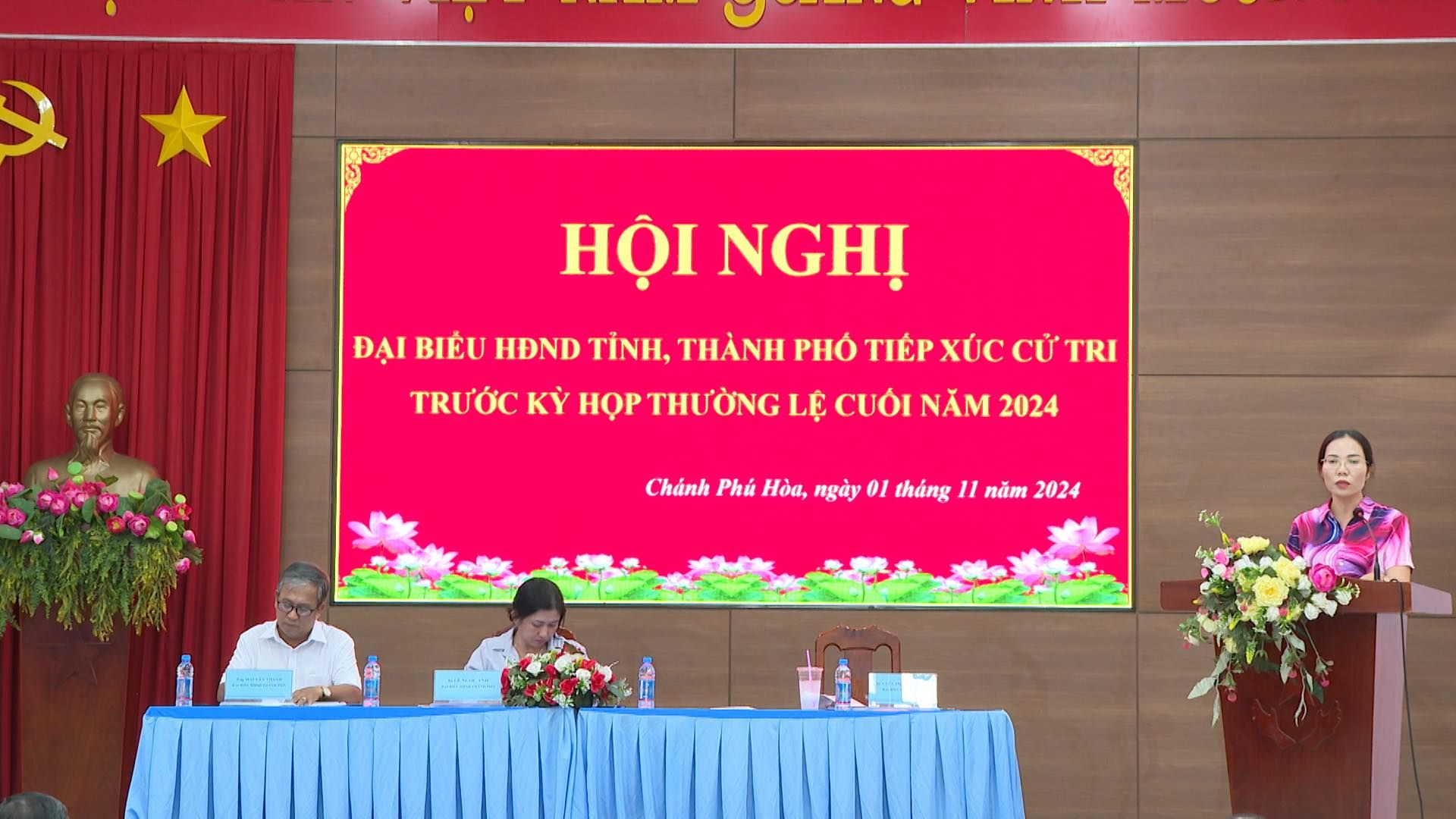 C&oacute; thể l&agrave; h&igrave;nh ảnh về 3 người, c&aacute;i bục, đền thờ v&agrave; văn bản