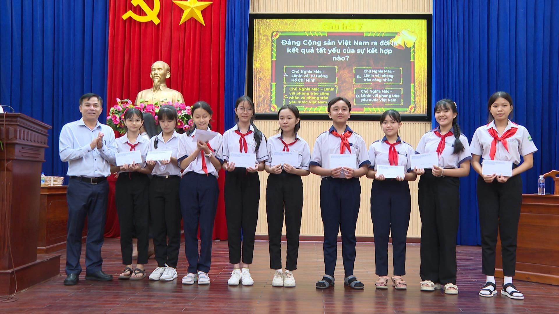 C&oacute; thể l&agrave; h&igrave;nh ảnh về 11 người v&agrave; văn bản