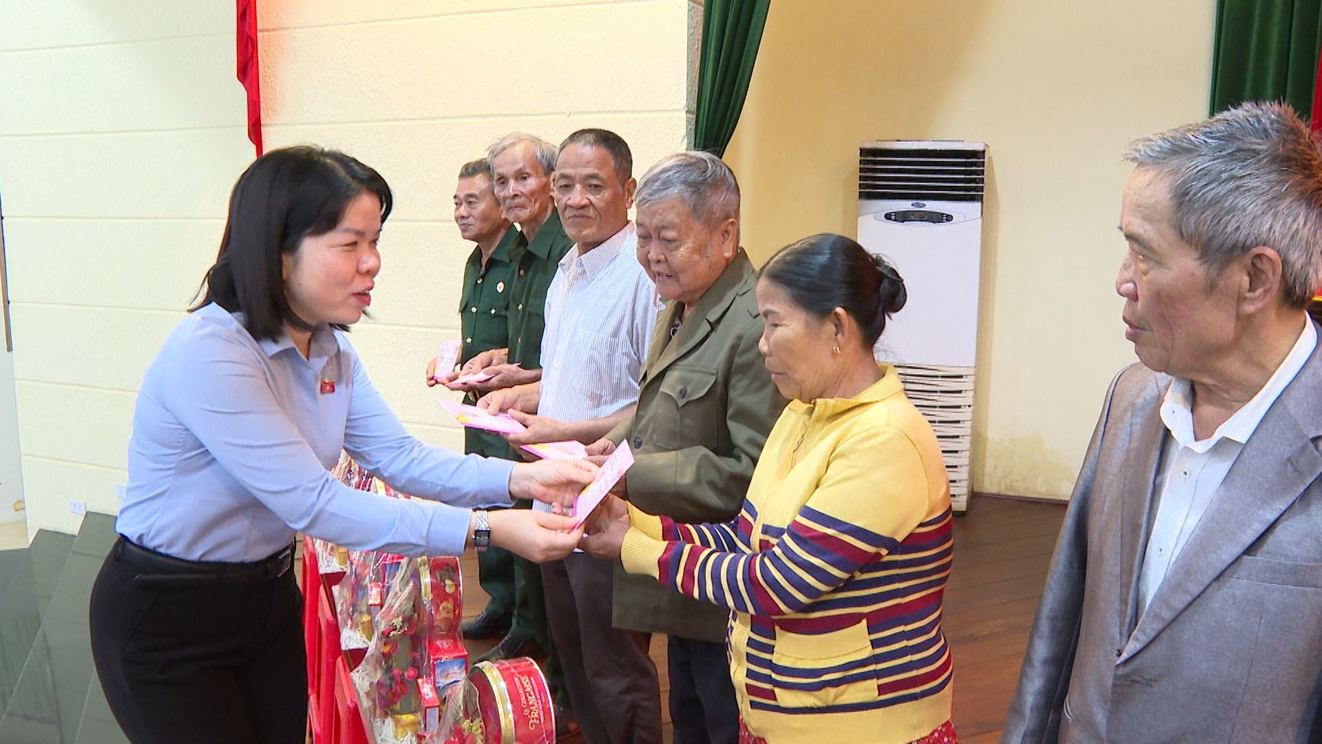 Có thể là hình ảnh về 3 người