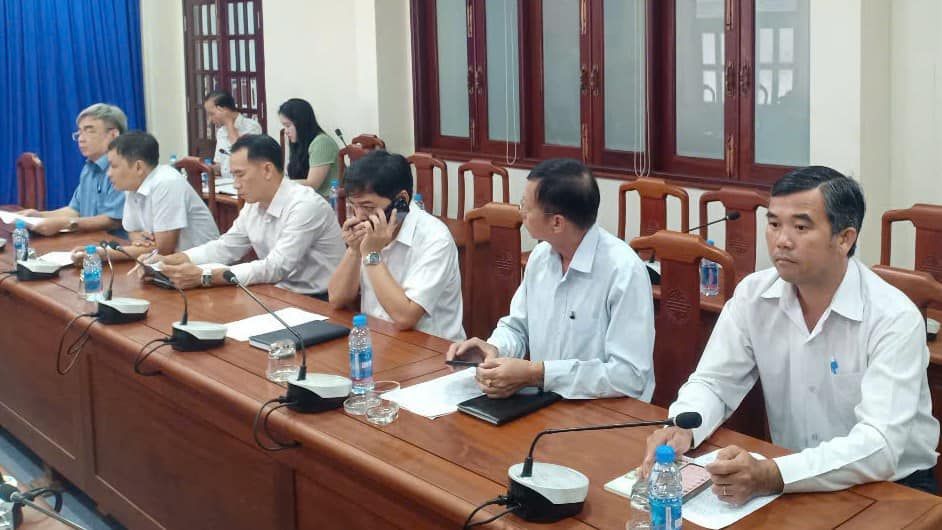 Có thể là hình ảnh về 8 người và văn bản