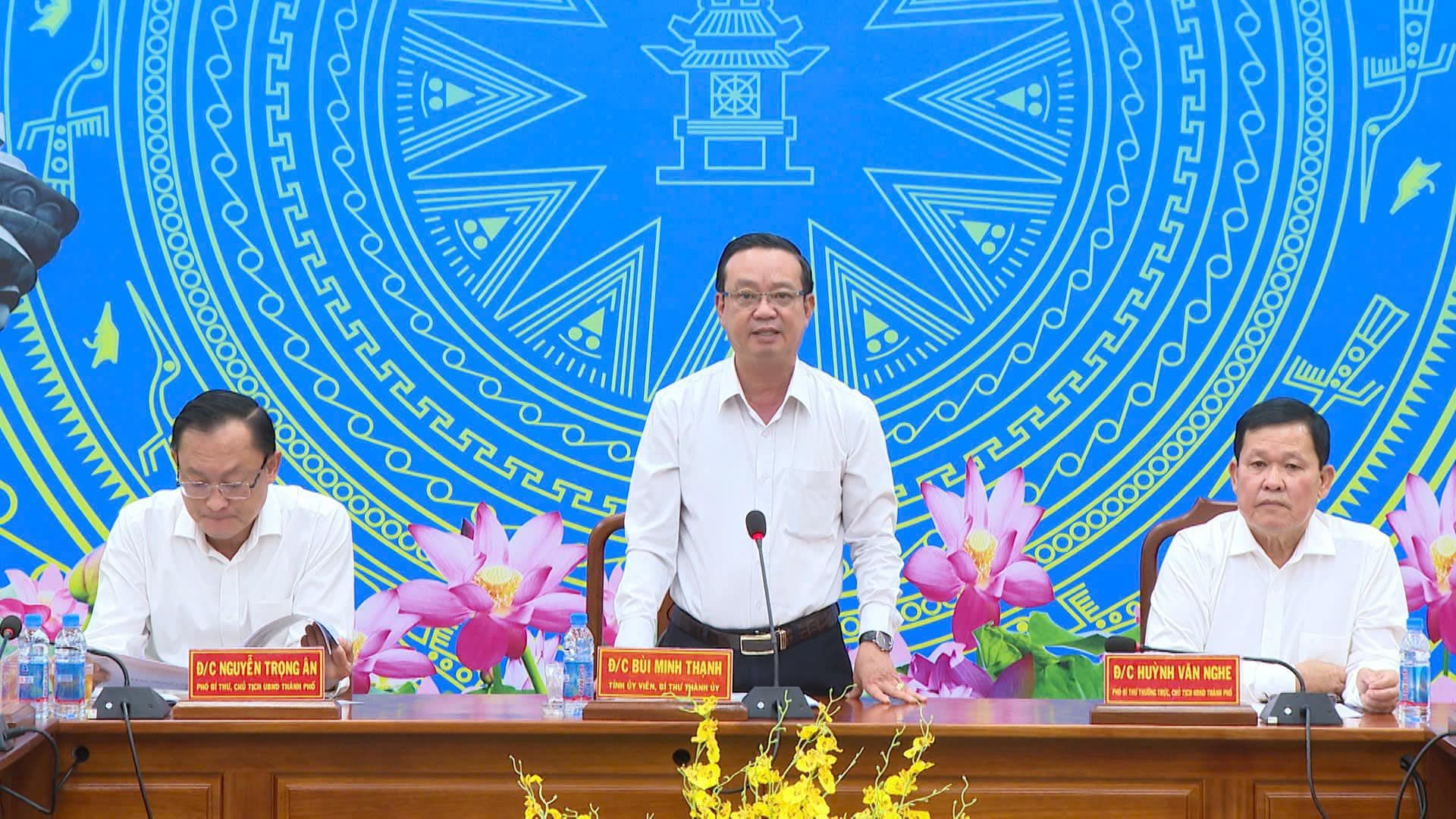 Có thể là hình ảnh về 3 người, cái bục và văn bản