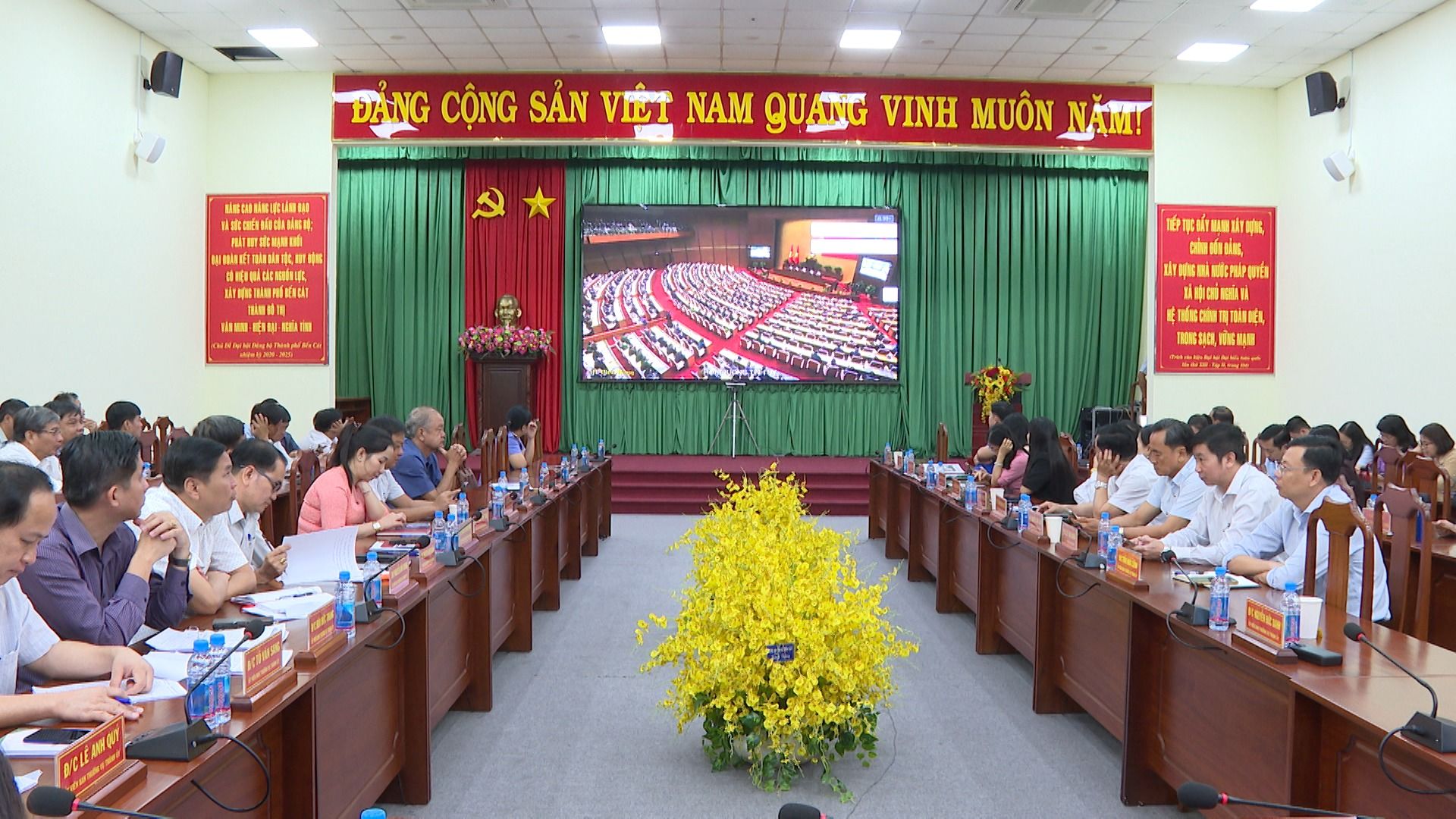 Có thể là hình ảnh về 6 người, cái bục, đền thờ và văn bản