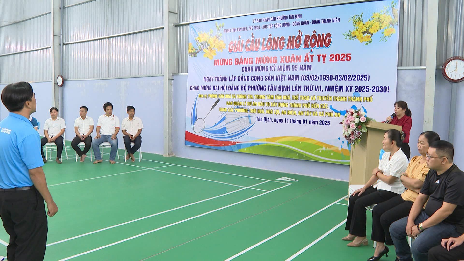 Có thể là hình ảnh về 7 người, mọi người đang chơi bóng rổ và văn bản