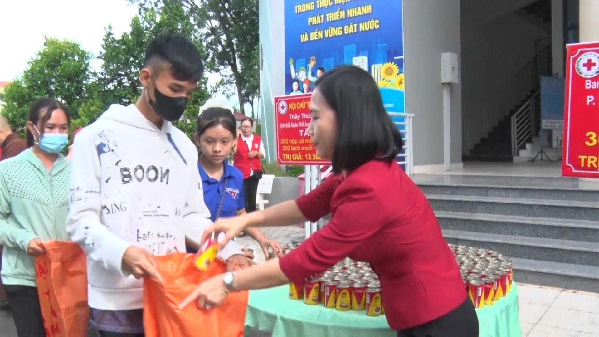 Có thể là hình ảnh về 3 người, con cù lần, bệnh viện và văn bản